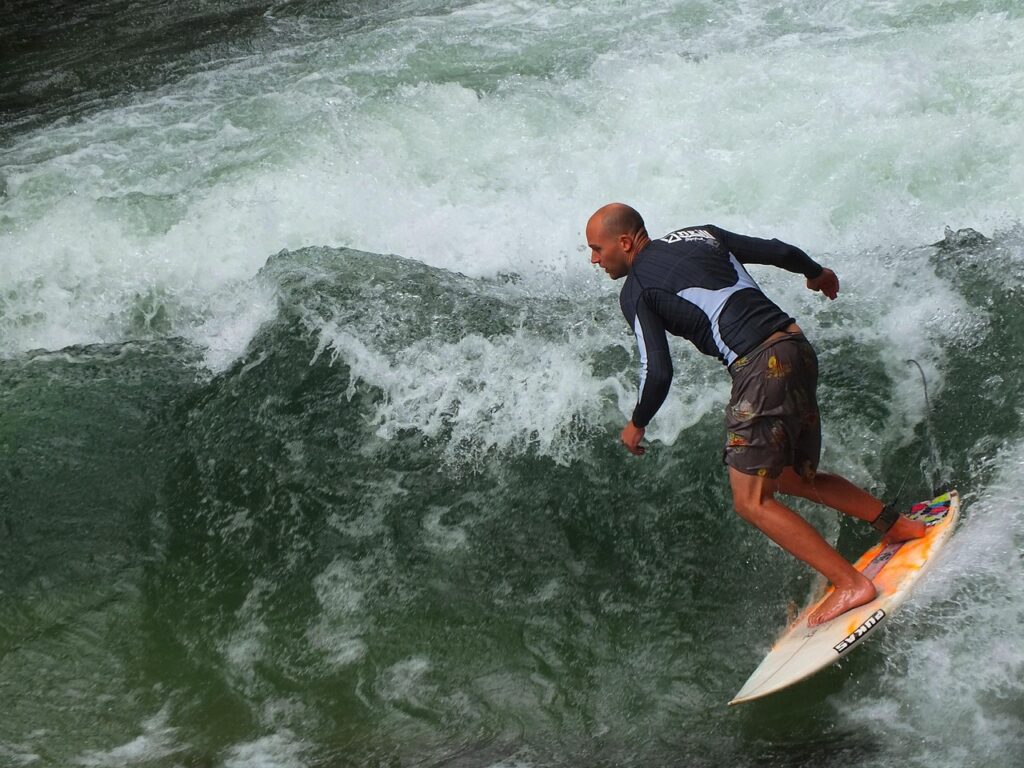 Surfer reitet Welle
