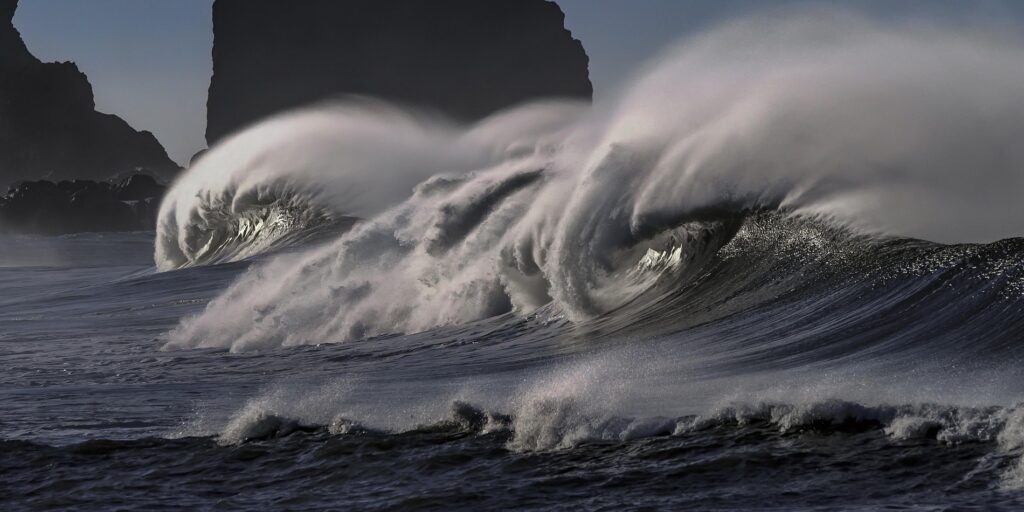 Sicher ist sicher: Die wichtigsten Tipps für Surfer und Bodyboarder große Ozean Welle brechend